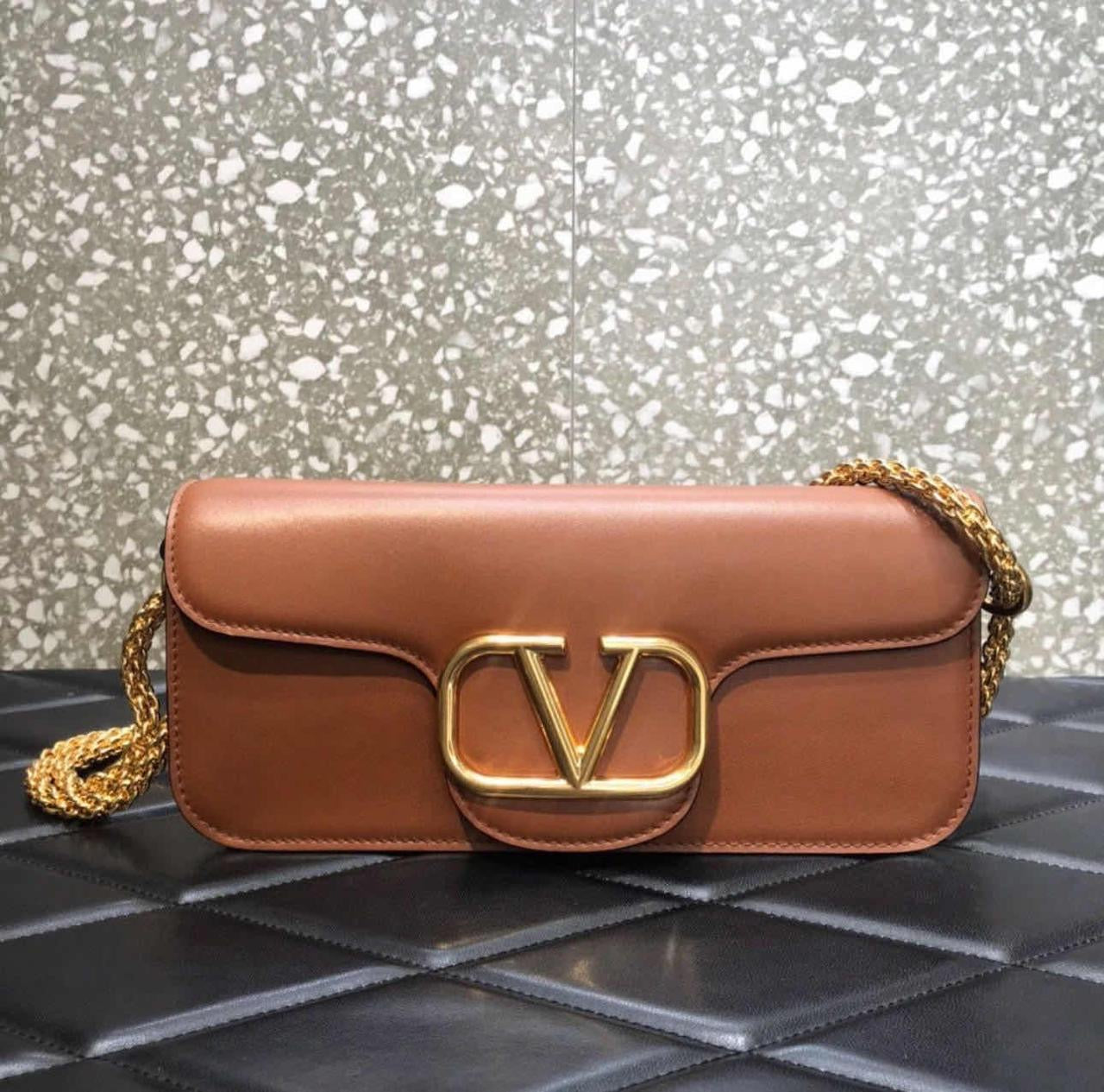 Bag with Gold Chain – Contemporary Elegance