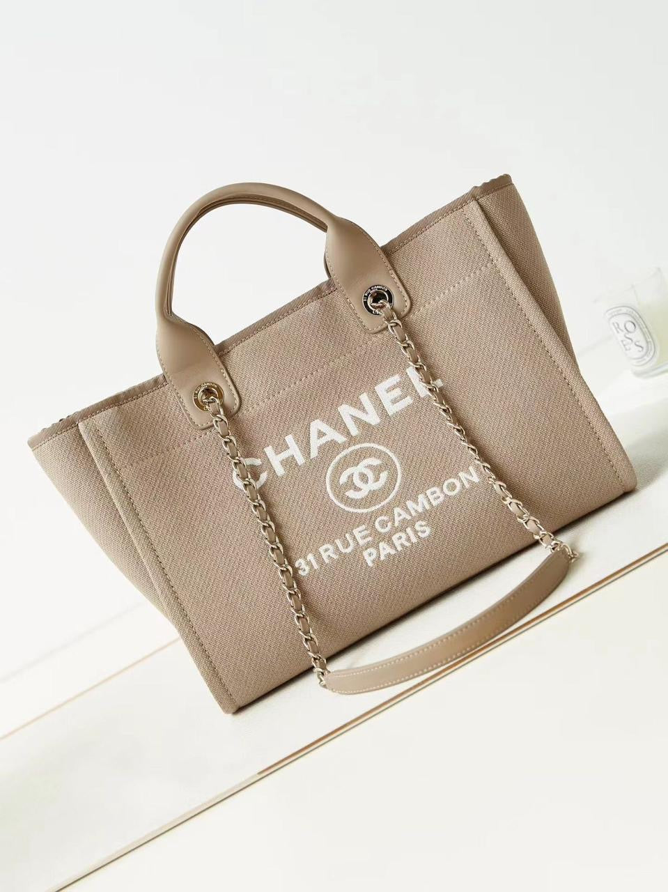 Beige Canvas Tote Bag with Chain – Casual Chic Elegance