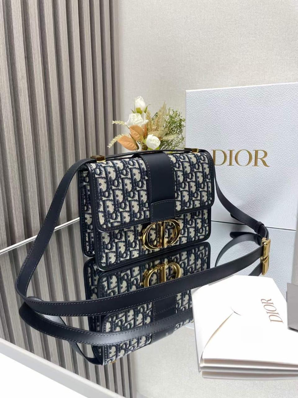Crossbody Bag with Classic Pattern – Timeless Elegance